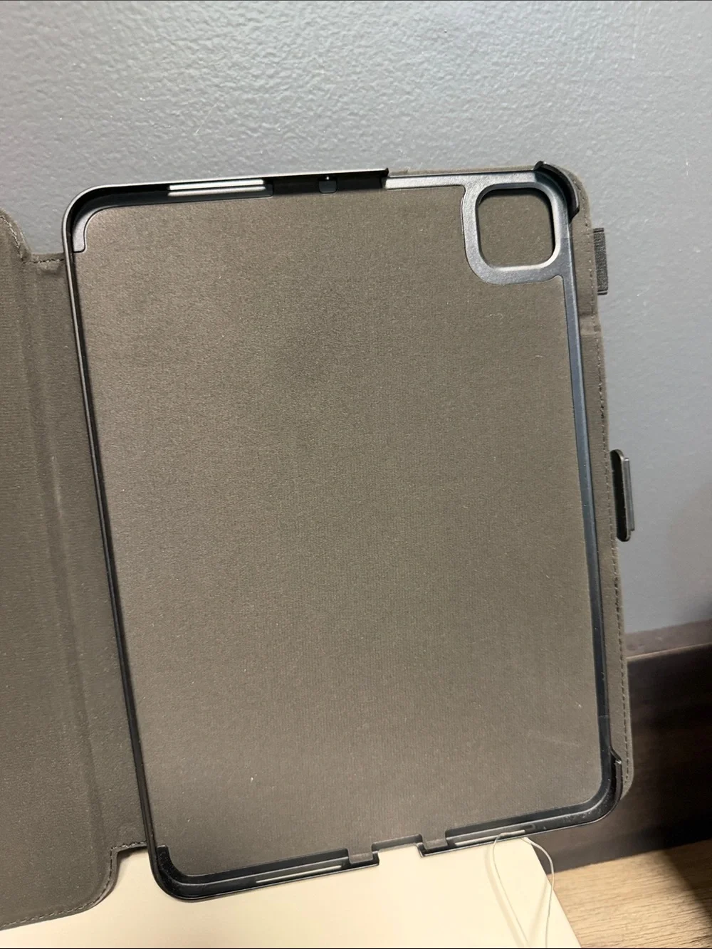 speck Black Tablet Folio Case with Stand Groove for IPad Air 13